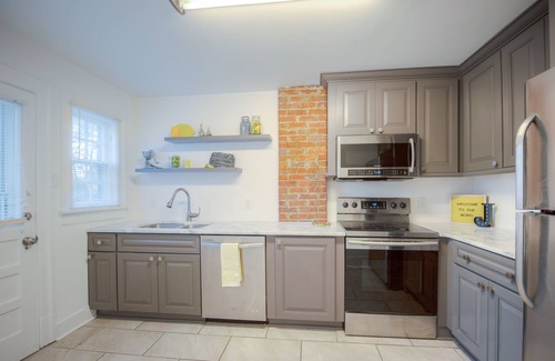 Murfreesboro Casa | Acogedora histórica Main Street 2BR con porche proyectado
