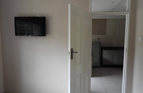 Harare Apartamento | 2 bedroomed apartment with en-suite and kitchenette - 2071