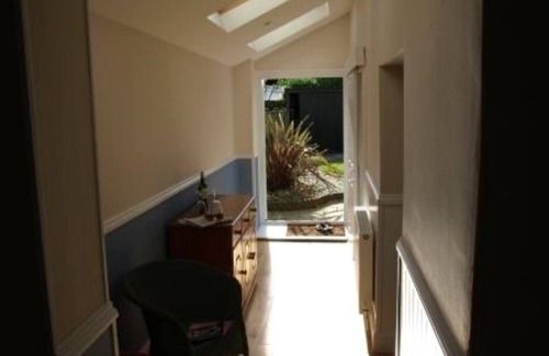 Hythe Cabaña | 2 bedroomed cottage in Hythe, Kent, close to amenities and beach. Dogs welcome.