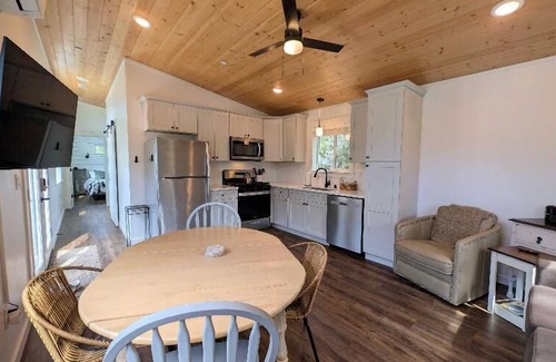 Florence Casa | 2 Bedrooms, 1 bathroom, dog friendly-Salt Water Bungalow