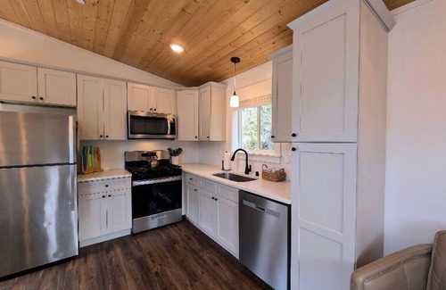 Florence Casa | 2 Bedrooms, 1 bathroom, dog friendly-Salt Water Bungalow