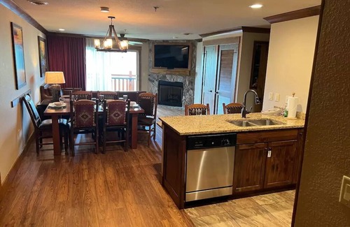 Gatlinburg Complejo | 2 bedrooms, 2 Kitchens, 2 Living rooms, 4 bathrooms.