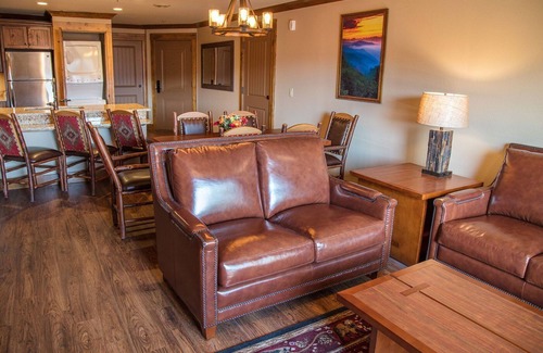 Gatlinburg Complejo | 2 bedrooms, 2 Kitchens, 2 Living rooms, 4 bathrooms.