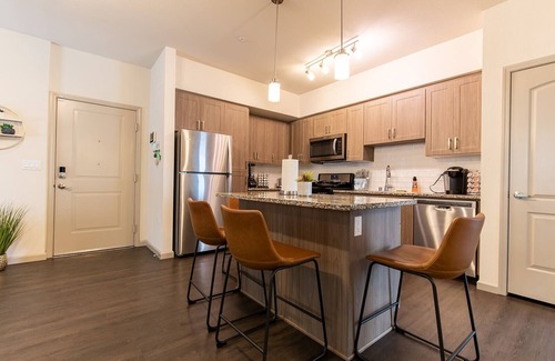 Camarillo Apartamento | 2 Bedrooms ✦ King Beds ✦ Wi-Fi ✦ Pool ✦ Gym