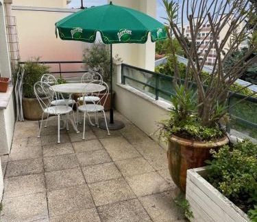 Quartier de Becon Apartamento | 2 BEDROOMS & TERRACE with BBQ COURBEVOIE PARIS