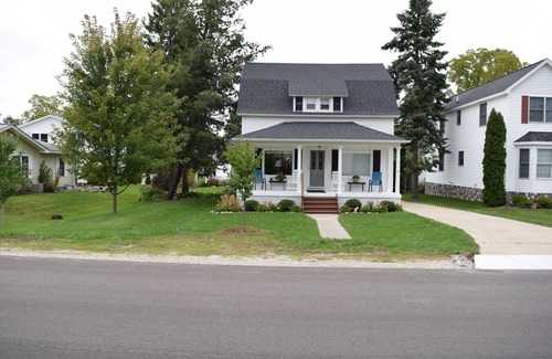 Elk Rapids Casa | Alquiler nuevo a 2 cuadras de la playa del lago Michigan