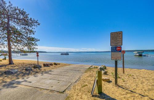 Higgins Lake Casa | 2 Blocks to Boat Ramp Higgins Lake House with Grill