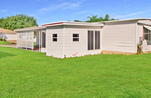 The Villages Casa | 2 BR, 2 B Home.w/ Golf Cart Located in The Villages.1 Mile from Spanish Springs