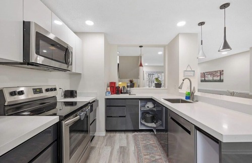 Reston Casa | 2 BR Bright Chic DC20min, IAD 10 min, Metro