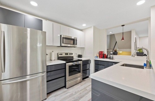 Reston Casa | 2 BR Bright Chic DC20min, IAD 10 min, Metro