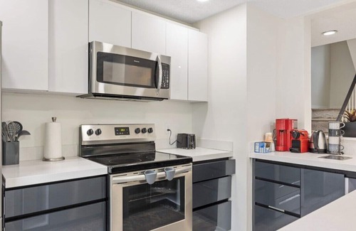 Reston Casa | 2 BR Bright Chic DC20min, IAD 10 min, Metro