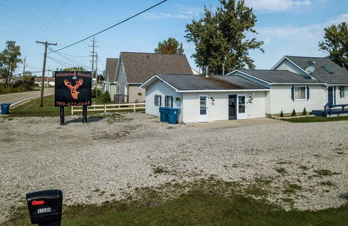 Houghton Lake Complejo | 2 BR Cabin Only 7 Steps from the Lake