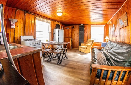 Houghton Lake Complejo | 2 BR Cabin Only 7 Steps from the Lake