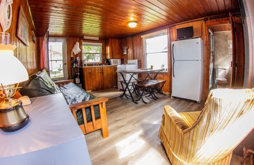 Houghton Lake Complejo | 2 BR Cabin Only 7 Steps from the Lake