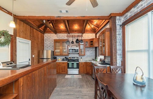 Montgomery Casa | 2 BR Cloverdale Duplex w/ Large Country Kitchen