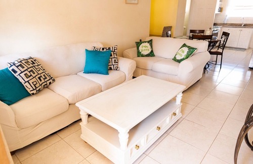 Maxwell Condominio | 2 BR Condo with Pool, jacuzzi and beach across the street. 5 star reviews bnb🏝️