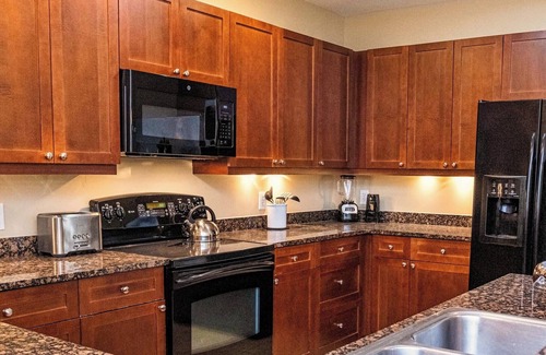St. Augustine Condominio | 2-BR King beds-private balcony-large kitchen-community pool & hot tub!