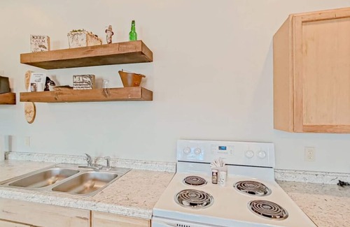 Branson Cabina | 2 BR Waterfront Cabin w/ Pool + Swim & Boat dock