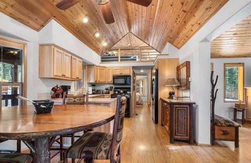 Ashland Cabina | 2 cabins with 4 bedrooms, hot tubs, dining room and full kitchen.