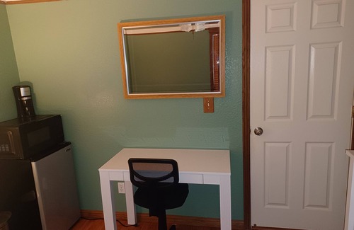 Lodi Casa | 2 clean rooms and bathroom it sleeps 4