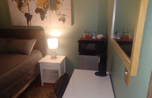 Lodi Casa | 2 clean rooms and bathroom it sleeps 4