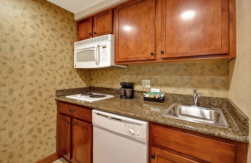 Rohrerstown Apartamento | 2 Connecting Suites at a Hotel