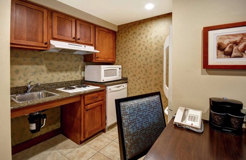 Rohrerstown Apartamento | 2 Connecting Suites at a Hotel