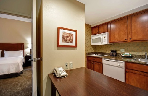 Rohrerstown Apartamento | 2 Connecting Suites at a Hotel