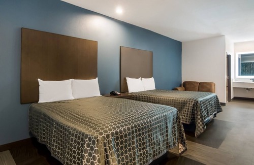 Forest Hill Hotel | 2 Cozy Two Queen Rooms, Scottish Inns, Ideal for Families Visiting Fort Worth
