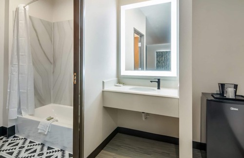 Forest Hill Hotel | 2 Cozy Two Queen Rooms, Scottish Inns, Ideal for Families Visiting Fort Worth