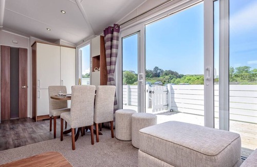Rhyd-y-clafdy Chalet De Esquí | Con estilo en todo, este chalet contemporáneo en el atractivo parque de vacaciones de Crugan ofrece una perfecta s