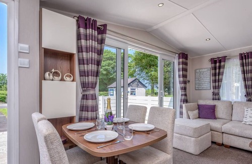 Rhyd-y-clafdy Chalet De Esquí | Con estilo en todo, este chalet contemporáneo en el atractivo parque de vacaciones de Crugan ofrece una perfecta s