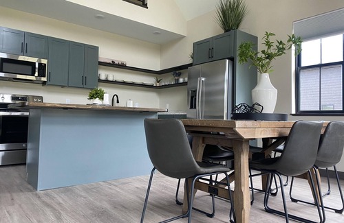 Custer Cabina | Custer's Retreat- 2 Bedroom Cabin - 2 Bedroom 2 Bath Cabin