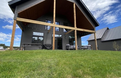 Custer Cabina | Custer's Retreat- 2 Bedroom Cabin - 2 Bedroom 2 Bath Cabin