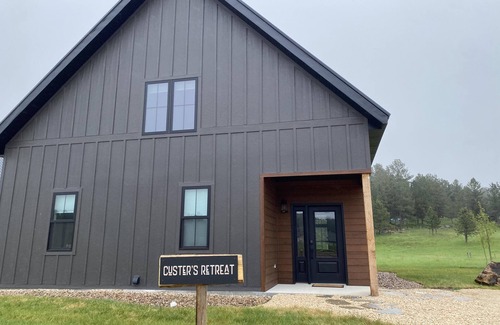 Custer Cabina | Custer's Retreat- 2 Bedroom Cabin - 2 Bedroom 2 Bath Cabin