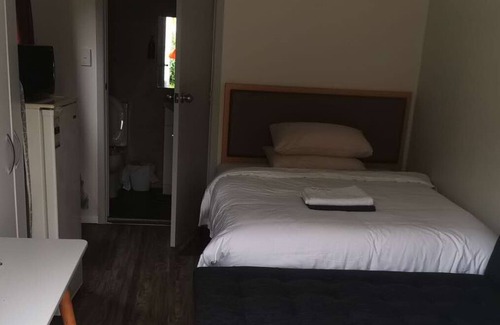 Mount Albert Casa | 2 Double Bed Garden Chalet, 14 Phyllis St, Mt Albert, Auckland