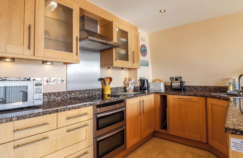 West Bay Cabaña | 2 DRIFTWOOD, family friendly, country holiday cottage in West Bay