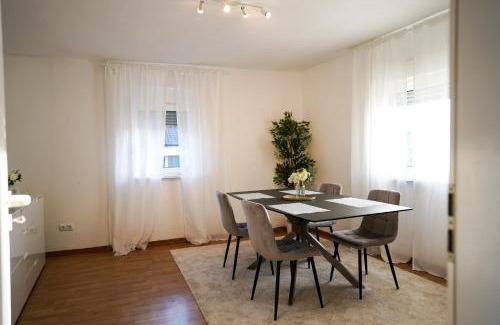 Kaiserslautern Apartamento | 2-geschossiges Comfort Apartment mit Balkon, Netflix und großzügiger Küche für Teams und Familien