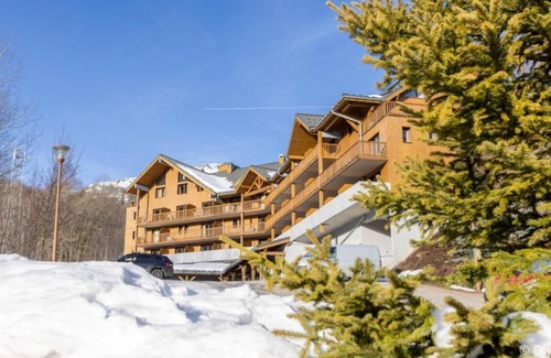 Les Bottieres Casa | 2 Group & Family-Sized Units with Kitchenettes | Pet-Friendly | Steps to Slopes