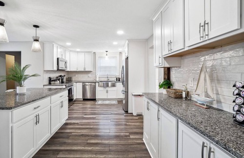 Vermilion Apartamento | 2 Homes|Sleeps 16|Game Room|Historic Charm