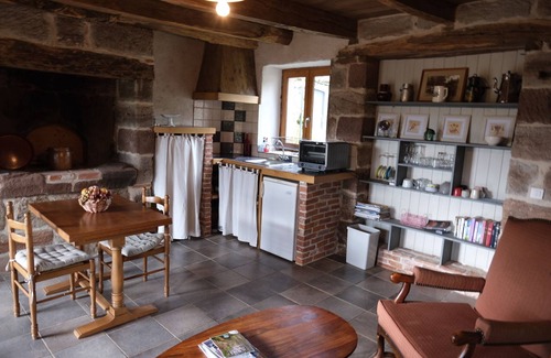 Saint-Cyr-la-Roche Casa | 2 houses with swimming pool and garden, for peaceful vacations.