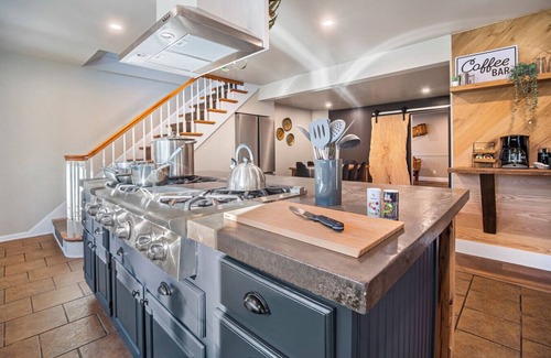 Hawley Cabina | 2 Houses, 22+Guests, 2 Hot Tubs, Renovated, Groups & Events Welcome, Firepit