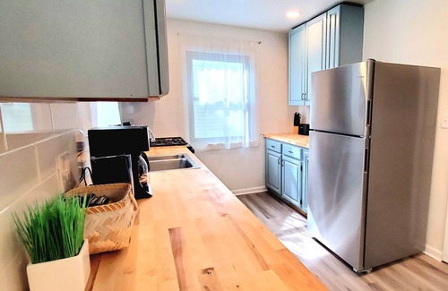 Richmond Heights Casa | 2 KING 3 QUEEN BEDS. Spacious. Quiet Neighborhood