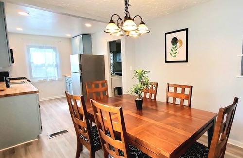 Richmond Heights Casa | 2 KING 3 QUEEN BEDS. Spacious. Quiet Neighborhood