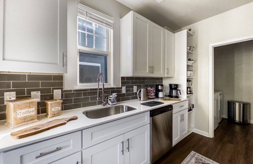 Huntersville Apartamento | 2-King-Bd, Shop-Eat-Work-Play 'Birkdale Promenade'