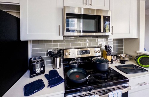 Huntersville Apartamento | 2-King-Bd, Shop-Eat-Work-Play 'Birkdale Promenade'