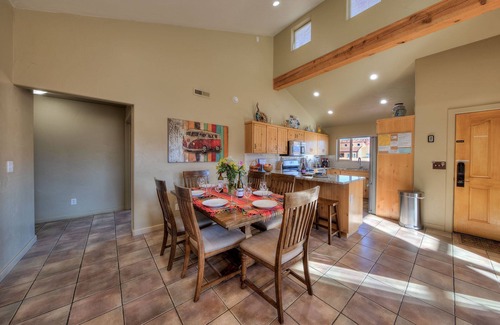 Moab South Valley Casa | Vistas increíbles de Rim Village, 2 camas King, piscina (estacional) y spa, cerco sur