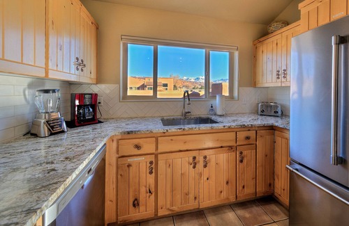 Moab South Valley Casa | Vistas increíbles de Rim Village, 2 camas King, piscina (estacional) y spa, cerco sur