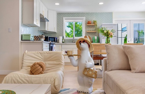 Ballard Apartamento | 2 King Modern Suite w/ AC and Fenced Yard