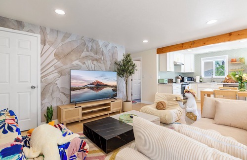 Ballard Apartamento | 2 King Modern Suite w/ AC and Fenced Yard